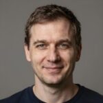 Портрет Дмитрия Кравцова, эксперта по криптоиграм Play-to-Earn в команде Icorumble